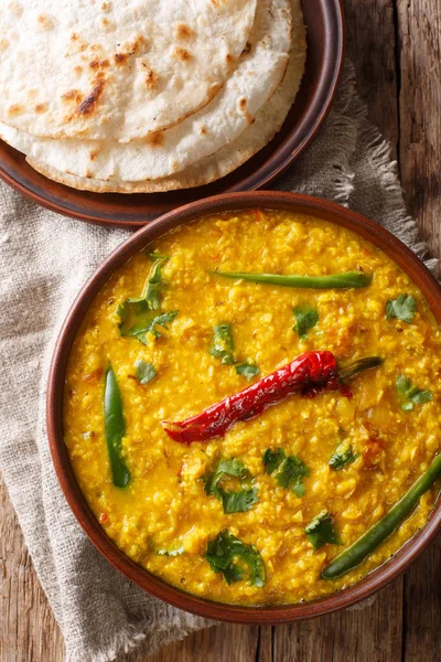 Baharatlı Hint kalın Dal Tadka tarifi yakın çekim masanın üzerine bir kase içinde popüler bir Kuzey Hint çorbadır. Abov gelen dikey üstten görünüm