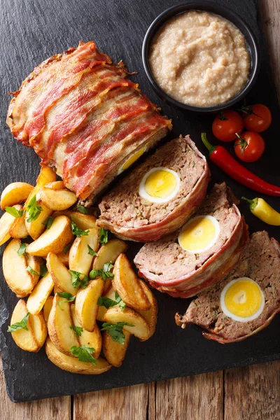 Freshly Cooked Meat Loaf Egg Wrapped Bacon Potato Wedges Vegetables — Stock Photo, Image