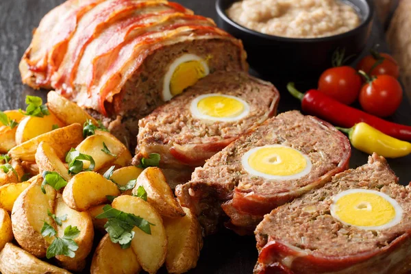 Πικάντικο Γερμανική Φραντζόλα Κρέατος Τυλιγμένα Μπέικον Πατάτες Wedges Και Σάλτσα — Φωτογραφία Αρχείου
