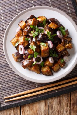 Soya soslu zencefil, sarımsak, biber, masaya bir tabak portre ile Çin Yu Xiang patlıcan kızarttım. Abov gelen dikey üstten görünüm