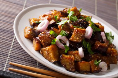 Soya soslu zencefil, sarımsak, biber, masaya bir tabak portre ile Çin Yu Xiang patlıcan kızarttım. Horizonta