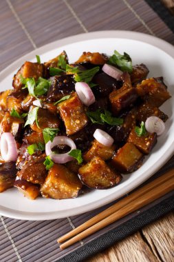 Patlıcan Sichuan tarzı bol miktarda sarımsak, zencefil, soğan ve ısı yakın çekim masanın üzerine bir sürü pişmiş. Vertica