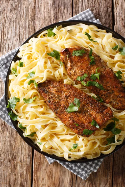 Amerikan stekt kycklingbröst lazone med fettuccine pasta i en — Stockfoto