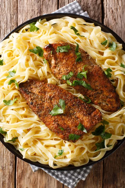 Tryckkokare kyckling Lazone är rutinerade bröst stekt i smör, högtrycksmun — Stockfoto