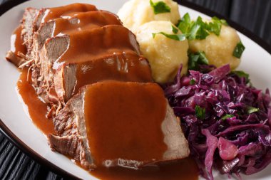 Festival Alman tam akşam yemeği Sauerbraten - sığır eti güveç soslu patates köfte ve kırmızı lahana yakın bir plaka üzerinde çekim ile devam eder. Horizonta