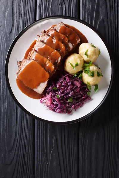 Świąteczny Niemiecki Pełny Obiad Sauerbraten Gulasz Wołowy Sosem Pierogów Ziemniaki — Zdjęcie stockowe