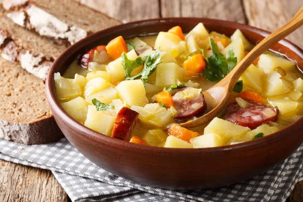 伝統的なドイツの Kartoffelsuppe ボウル アップ テーブルの上にソーセージとジャガイモのスープ — ストック写真