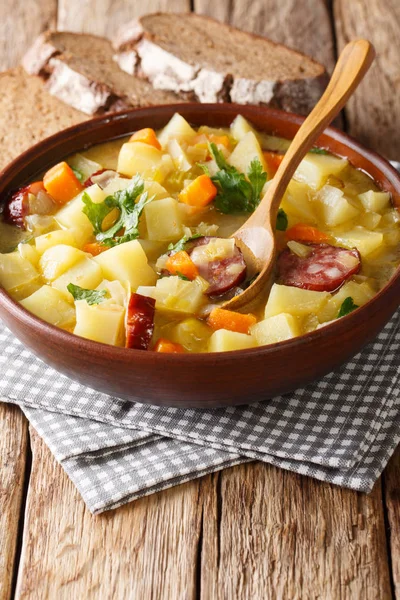 Lækker Tysk Kartoffelgrøntsagssuppe Med Pølser Skål Tæt Bordet Vertica - Stock-foto