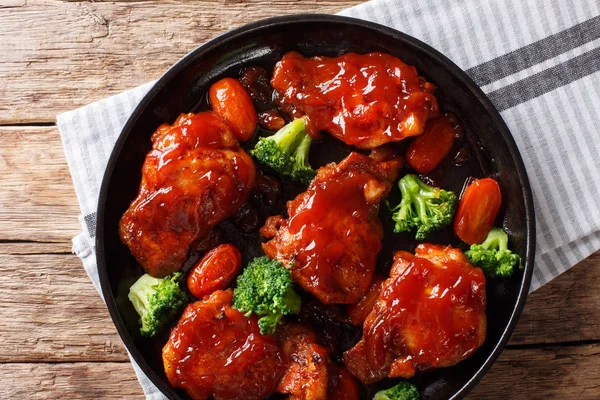 Muslos de pollo al horno con salsa de catalina picante servida con brocc — Foto de Stock