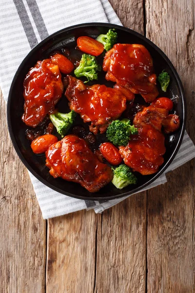 Tatlı-ekşi baharatlı sos, brokoli ve domates ile sırlı tavuk — Stok fotoğraf