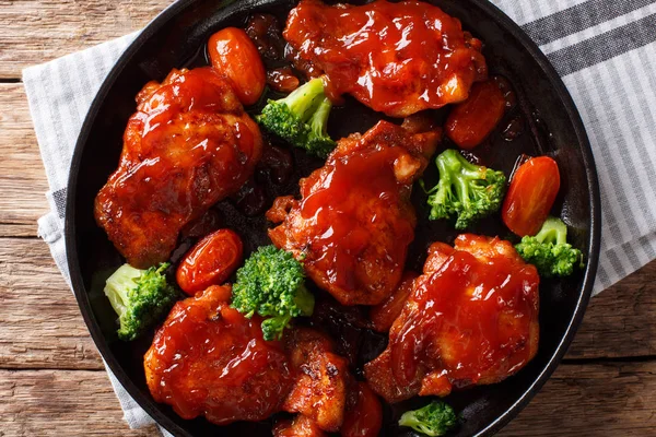 Fried chicken thighs with catalina sauce and tomatoes, broccoli — Stock Photo, Image