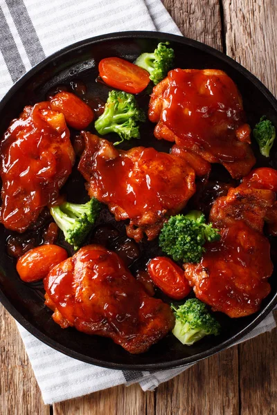 Gebakken kip dijen met catalina saus en tomaten, broccoli — Stockfoto