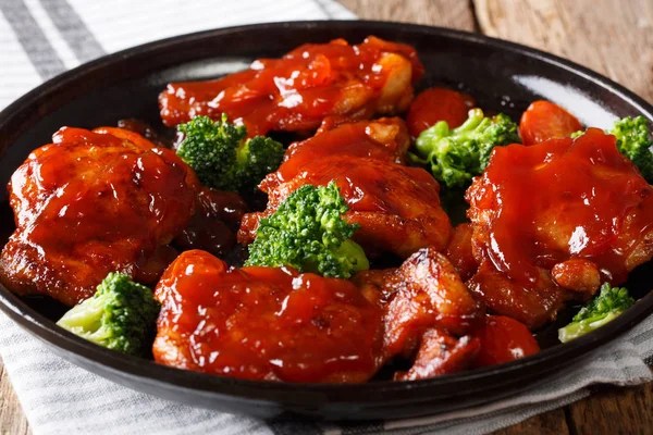 Heerlijke geglazuurde kip met pikante saus, tomaten en broccoli — Stockfoto