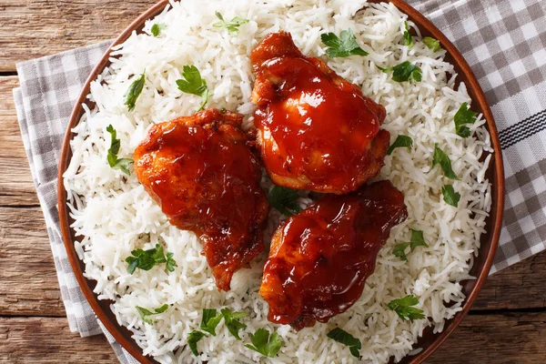 Ayam Yang Lezat Dengan Saus Pedas Dan Nasi Close Piring — Stok Foto