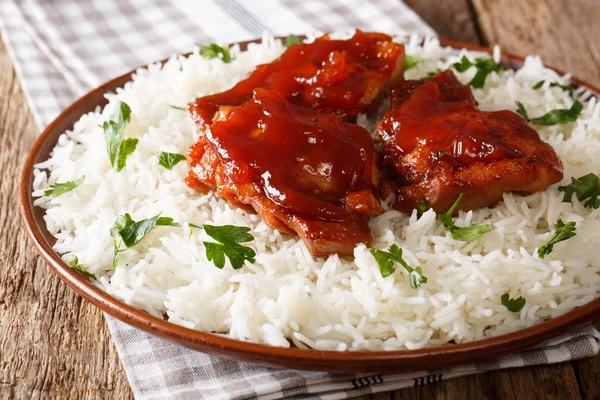 Coxas de frango vítreas fritas com molho e arroz close-up em um pl — Fotografia de Stock