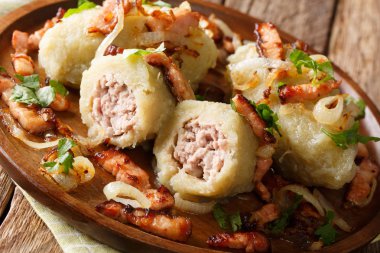 Lezzetli Litvanyalı patates köfte ile et pastırma ve masaya bir tabak kızarmış soğan yakın çekim ile devam eder. Horizonta