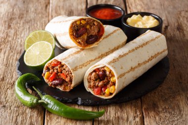 Zekâ geleneksel ızgara burrito sığır eti ve sebze ile servis