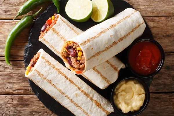 Delicioso Burrito Grelhado Recheado Com Carne Picada Feijão Milho Pimenta — Fotografia de Stock