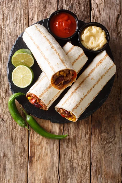 Burrito Μεξικού Δημοφιλή Ψητά Σνακ Μοσχάρι Και Λαχανικά Και Σάλτσες — Φωτογραφία Αρχείου