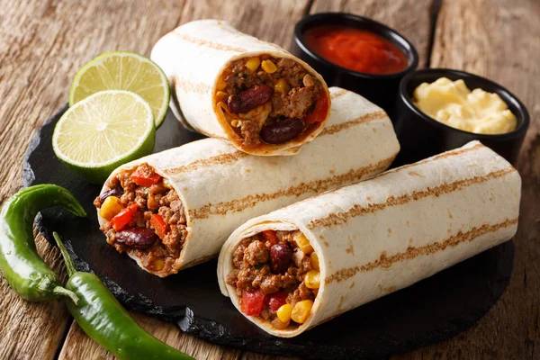 Burrito Μεξικού δημοφιλή ψητά σνακ με μοσχάρι και λαχανικά σε — Φωτογραφία Αρχείου