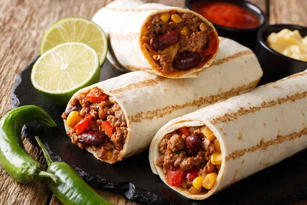 Γρήγορο φαγητό στη σχάρα burritos με βοδινό και λαχανικά γκρο πλαν για την t — Φωτογραφία Αρχείου