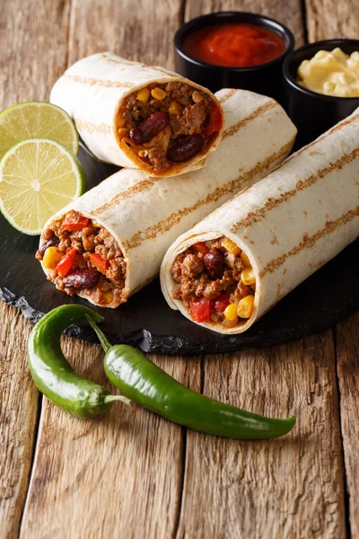 Νόστιμα ψητά burrito γεμιστό με κιμά, φασόλια, καλαμπόκι, — Φωτογραφία Αρχείου