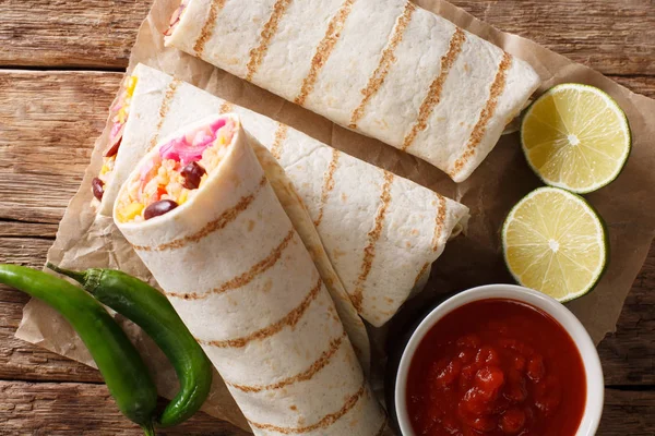 Χορτοφάγος Burrito Γεμιστά Ρύζι Και Λαχανικά Σερβίρεται Ντομάτα Σάλτσα Closeup — Φωτογραφία Αρχείου
