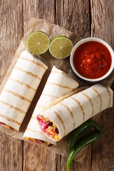 Burrito Vegetariano Grelhado Dietético Com Arroz Legumes Close Sobre Mesa — Fotografia de Stock