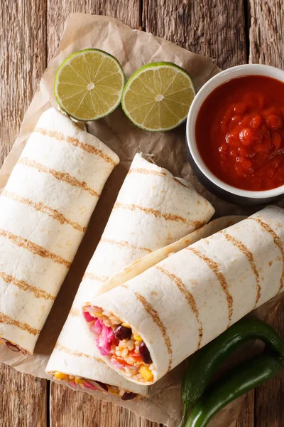 Χορτοφάγος Burrito Γεμιστά Ρύζι Και Λαχανικά Σερβίρεται Ντομάτα Σάλτσα Closeup — Φωτογραφία Αρχείου