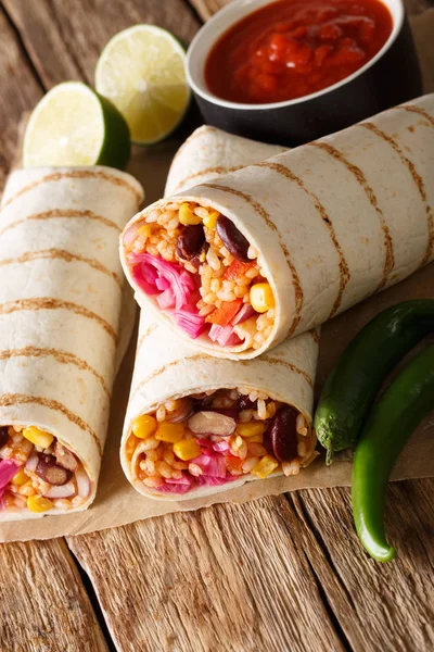 Burrito Μεξικού Veggie Σχάρας Ρύζι Και Λαχανικά Σερβίρεται Ντομάτα Σάλτσα — Φωτογραφία Αρχείου