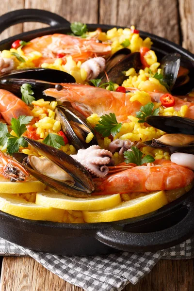 Closeup Tradiční Španělská Paella Plody Moře Misce Stole Vertica — Stock fotografie