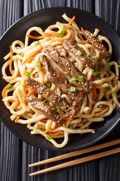 Porción Teriyaki Ternera Con Fideos Udon Zanahorias Cebollas Verdes Cerca — Foto de Stock