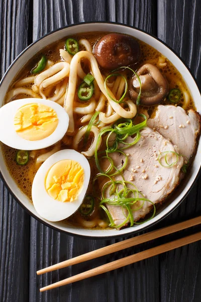 Würzige Udon Nudelsuppe Schweinefleisch Gekochte Eier Shiitake Und Zwiebeln Hautnah — Stockfoto