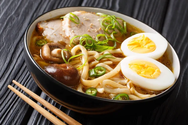 Asiatische Suppe Mit Udonnudeln Schweinefleisch Gekochten Eiern Pilzen Und Grünen — Stockfoto