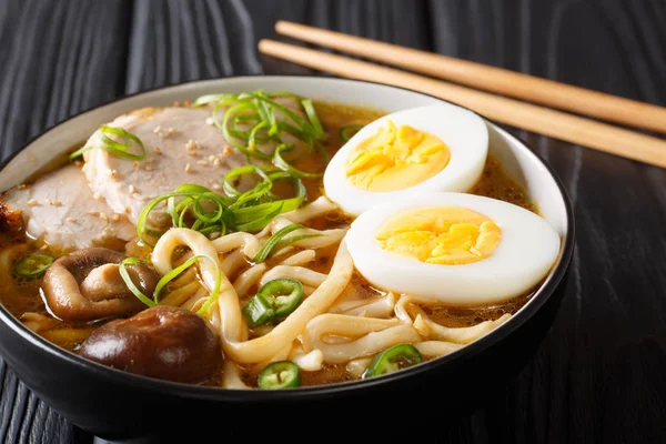Zuppa Tradizionale Giapponese Udon Noodle Con Carne Maiale Uova Sode — Foto Stock
