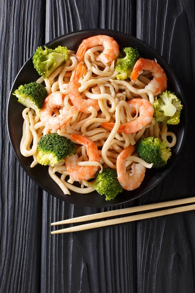 Udon Noodles Shrimps Broccoli Closeup Plate Table Vertical Top View — Stock Photo, Image