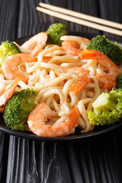 Japanese Cuisine Udon Shrimps Broccoli Closeup Plate Table Vertica — Stock Photo, Image