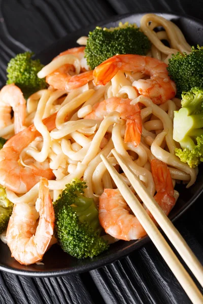 日本健康食品 乌冬面配虾和西兰花特写在桌上的盘子上 Vertica — 图库照片
