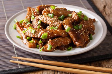 Asya tarzı sığır teriyaki soslu susam ve yeşil soğan ile 