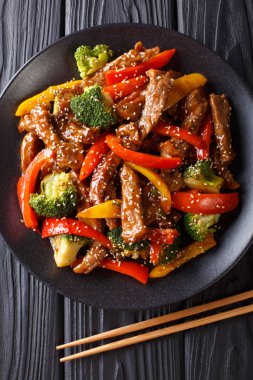 Dolmalık biber, brokoli ve susam ile Asya teriyaki sığır kapatın-