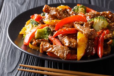 kırmızı ve sarı biber ile lezzetli Asya teriyaki sığır eti, 