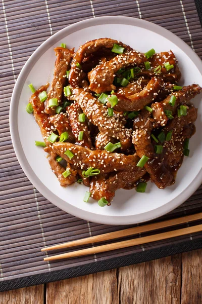 Asian Carne Frita Molho Teriyaki Com Gergelim Cebolas Verdes Closeup — Fotografia de Stock