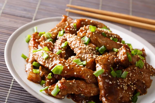 Teriyaki soslu susam yakın masada bir plaka üzerinde çekim ile popüler Asya sığır eti. Horizonta