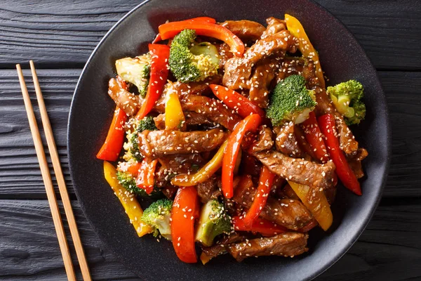 Boeuf teriyaki asiatique au poivron, brocoli et sésame fermer - — Photo