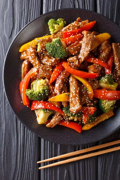 Kırmızı ve sarı dolmalık biber, brocco ile tavada kızartılmış teriyaki sığır eti