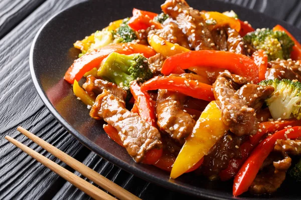 Freshly prepared Asian spicy teriyaki beef with red and yellow b — Stock Photo, Image