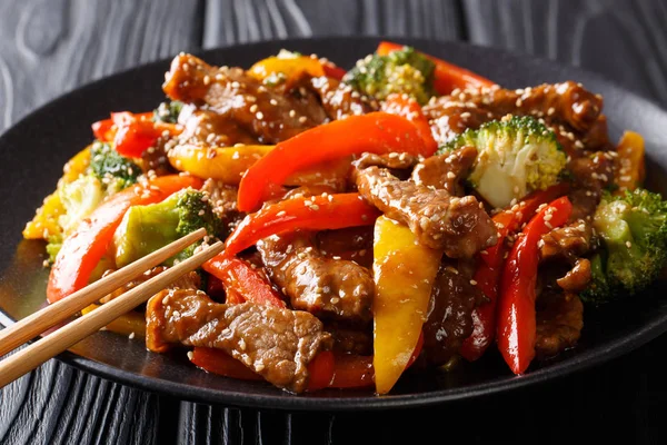 Stir-fried teriyaki beef with red and yellow bell pepper, brocco — Stock Photo, Image