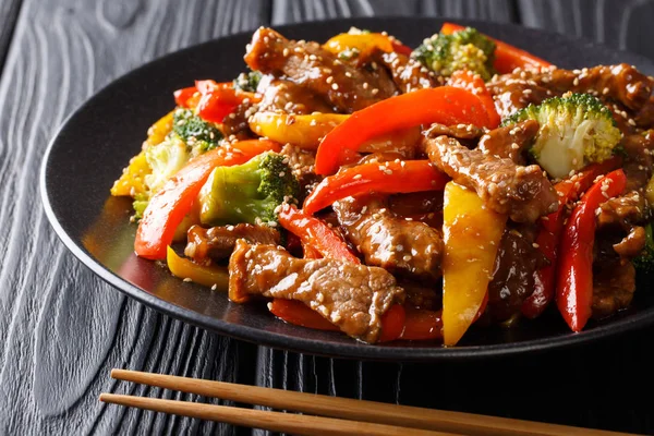 美味的亚洲铁烧牛肉与红色和黄色甜椒, — 图库照片