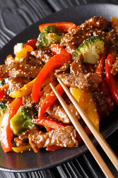 Asian teriyaki beef with bell pepper, broccoli and sesame close- — Stock Photo, Image