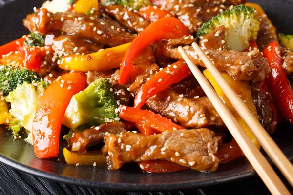 Rindfleisch-Teriyaki mit Paprika, Brokkoli und Sesam in Nahaufnahme auf — Stockfoto